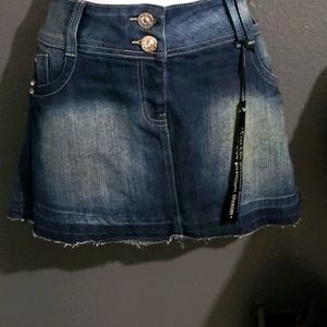 Tres chic denim skirt